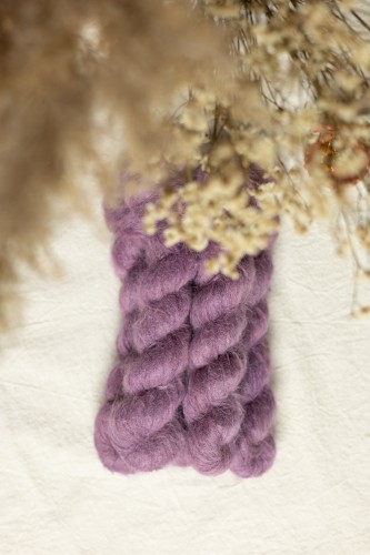 ODCIENIE_JESIENNA KOLEKCJA_CLOUD SURI_NAPARSTNICA PURP.jpg