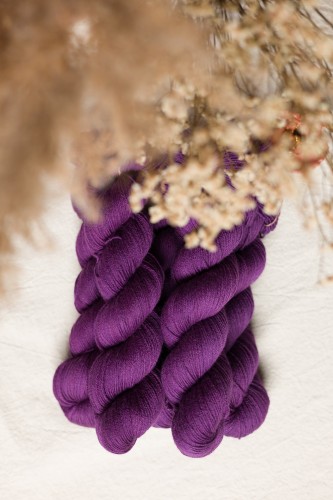 ODCIENIE_JESIENNA KOLEKCJA_ORGANIC MERINO_NAPARSTNICA PURP 02.jpg